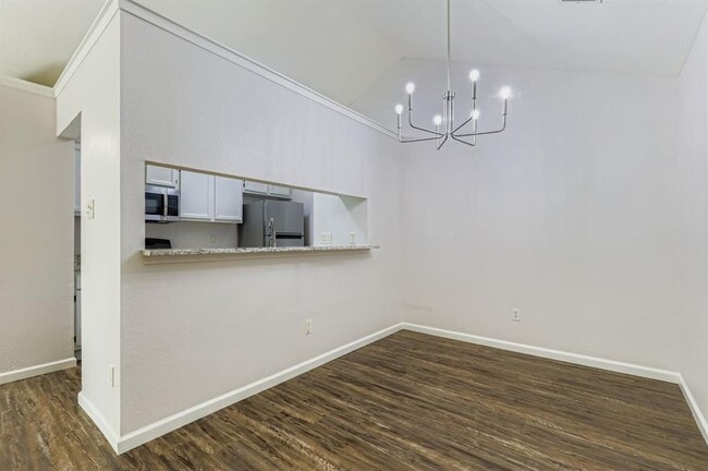 Building Photo - 511 Greenlawn Blvd