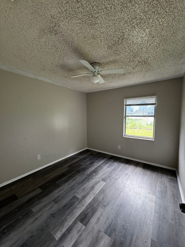 Building Photo - Updated & Spacious Home