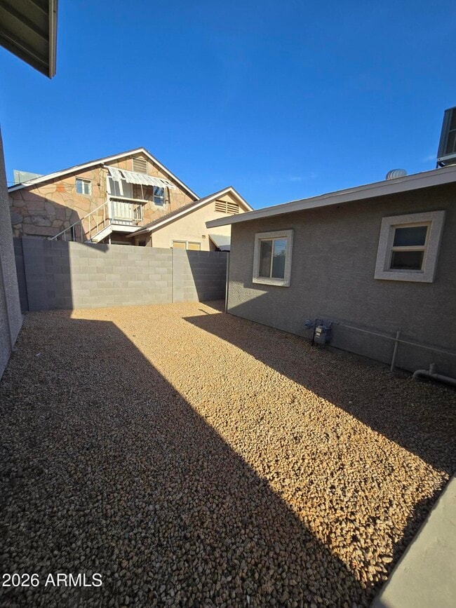 Building Photo - 6 E Hill Dr