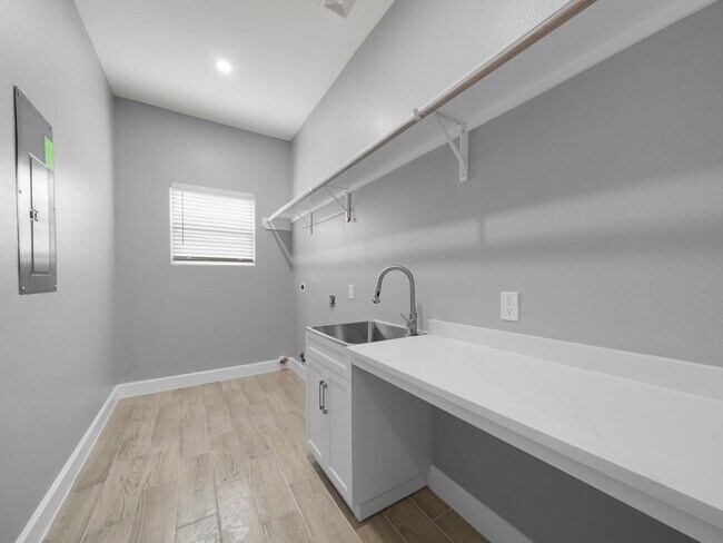 Building Photo - 2448 Areba St