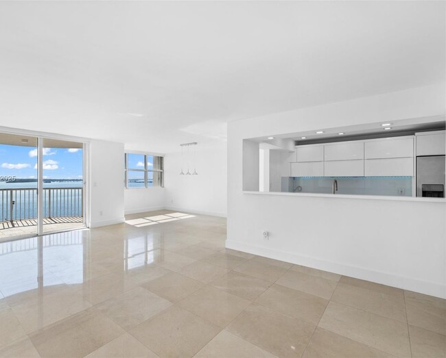 Building Photo - 1420 Brickell Bay Dr