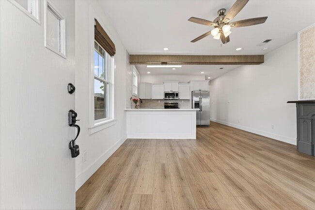 Building Photo - 3 Bedroom 2 Bath Duplex For Rent in Historic Downtown Clarksville!