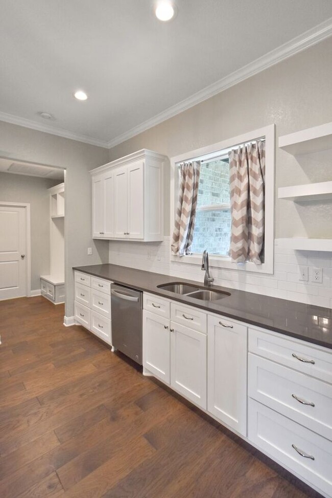 Building Photo - Stunning 4 Bed 2 Bath!