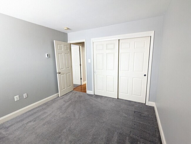 Building Photo - Two bedroom first floor condo in Jefferson...