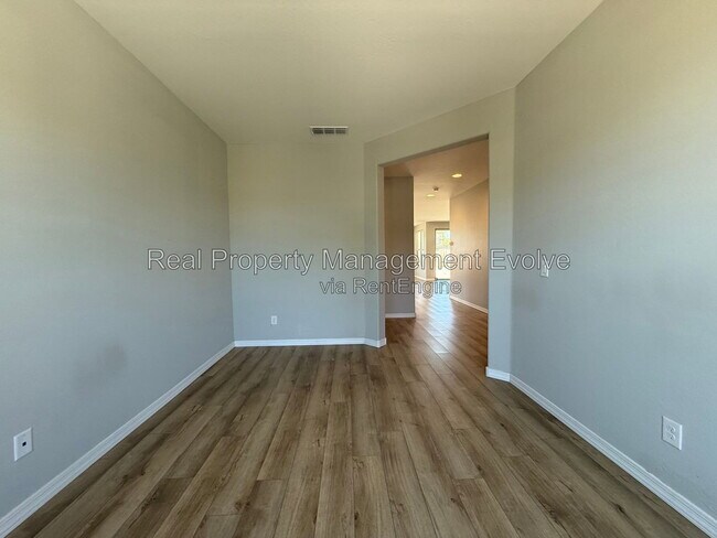 Building Photo - 5618 N 87th Dr