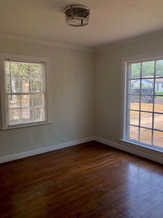 Building Photo - Pre leasing now for August 10th move in!