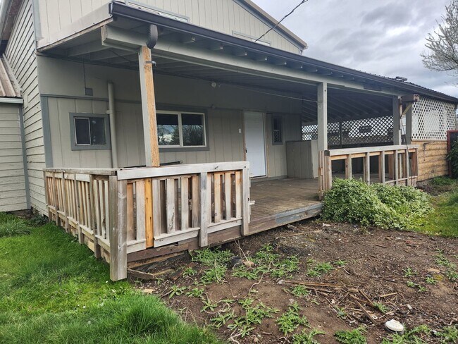Building Photo - Newly Renovated Pet Friendly 2 Bed / 1 Bat...