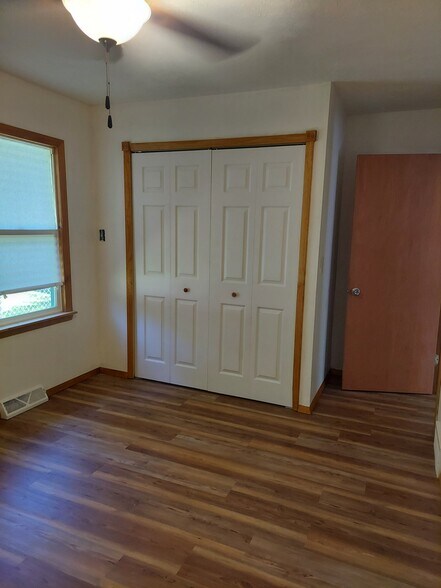 Building Photo - 827 Fairyland Ave