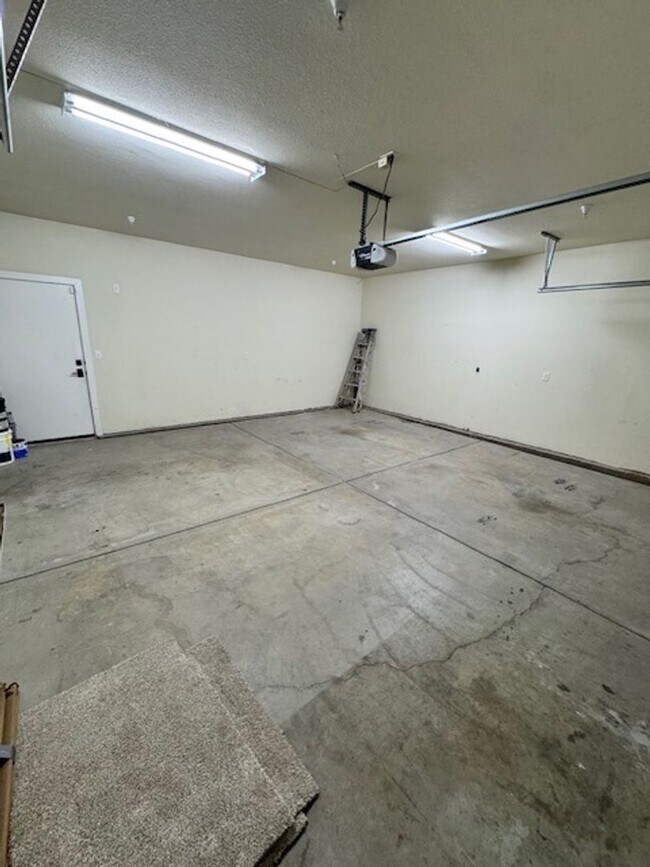 Building Photo - Upscale Modern 4 Bed | 2.5 Bath – Yard Maintenance Included | 2,271 Sq Ft | Prime Location