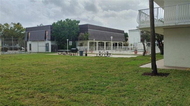 Building Photo - 500 NE 2nd St