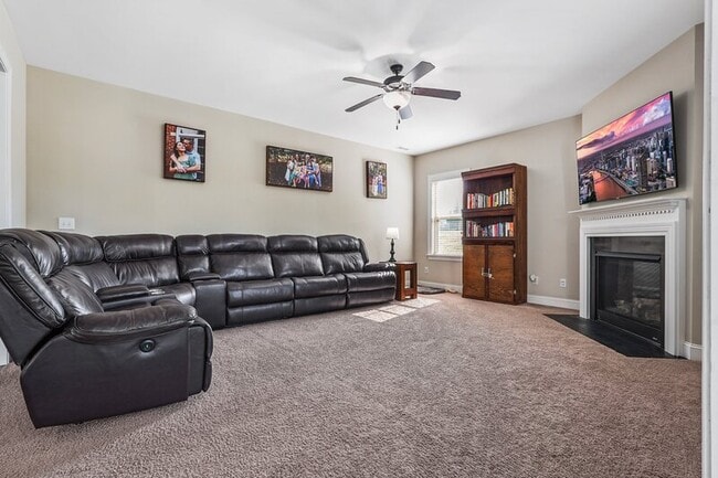 Building Photo - 501 Daylily Ct