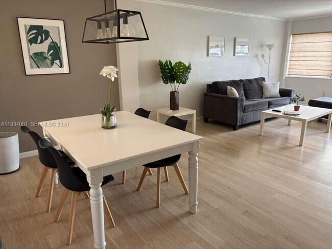 Building Photo - 220 Kings Point Dr