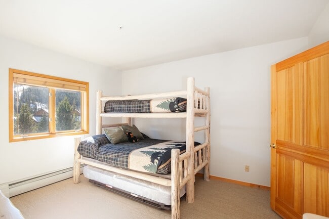 Building Photo - Evolve Real Estate: 6 Mos Lease Only Large Fully Furnished Condo Walking Distance to Keystone Vil...