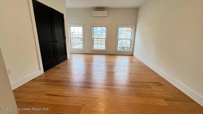 Building Photo - 406 Main St