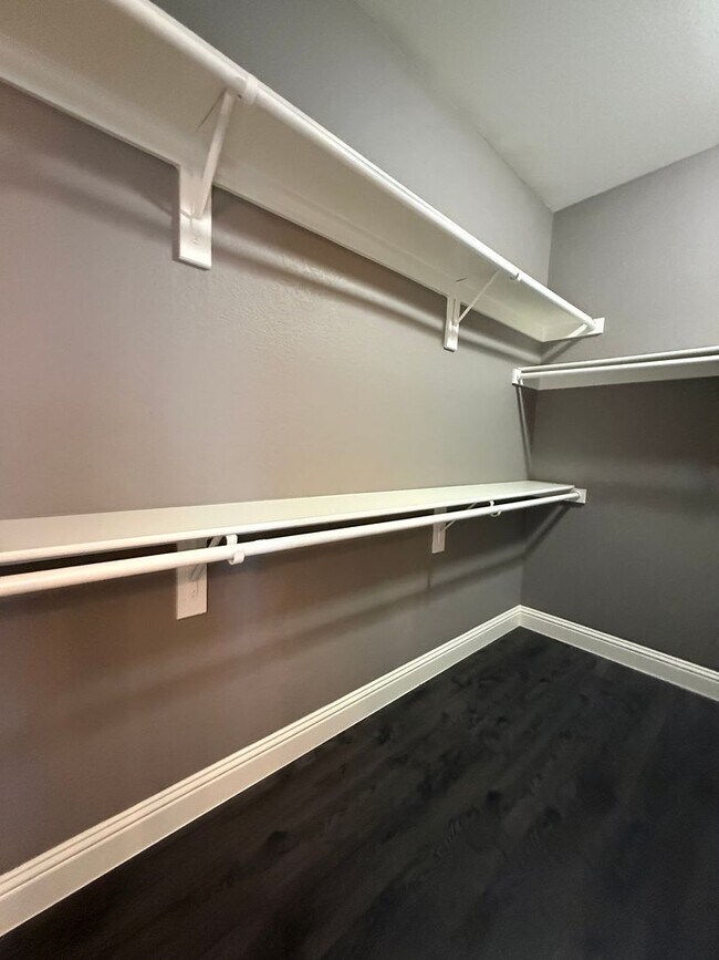 Building Photo - Beautiful 4 bedroom 2 bath home centrally located for added convenience