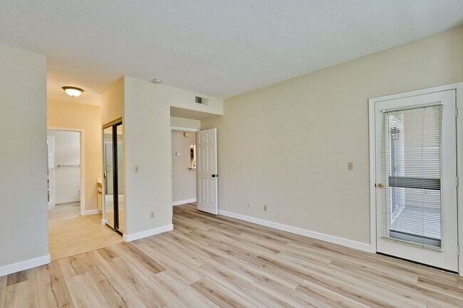 Building Photo - 2/2 Downstairs Unit in Desirable Park Alma...