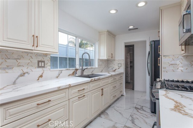 Building Photo - 9502 Laurel Canyon Blvd