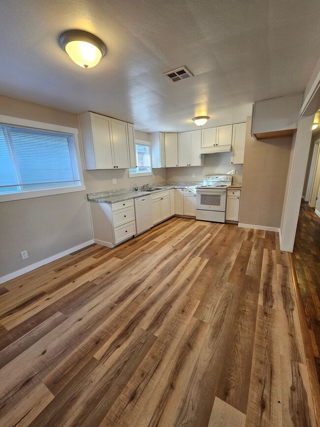 Building Photo - Delightful Home Within Minutes to Everything