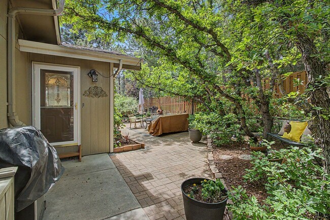 Building Photo - Peaceful Ranch Retreat with 4 Spacious Bedrooms!!