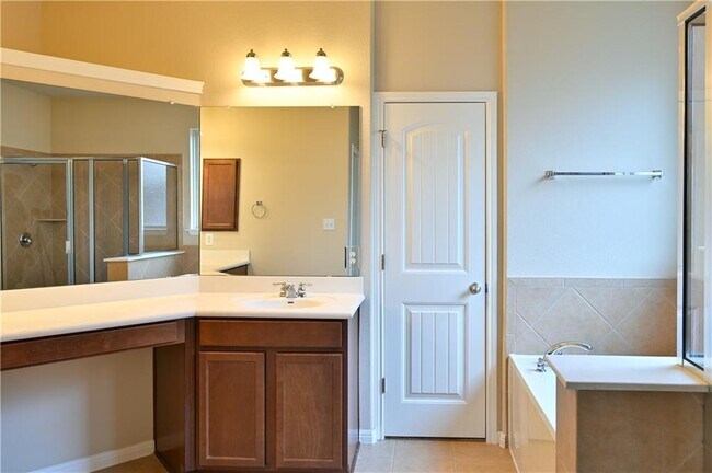 Building Photo - 100 Lake Mineral Wells Dr