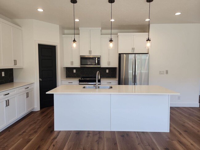 Building Photo - Luxury Townhome