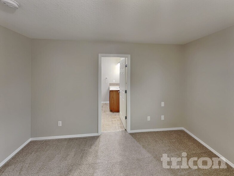 Building Photo - 1811 NE 89th Cir