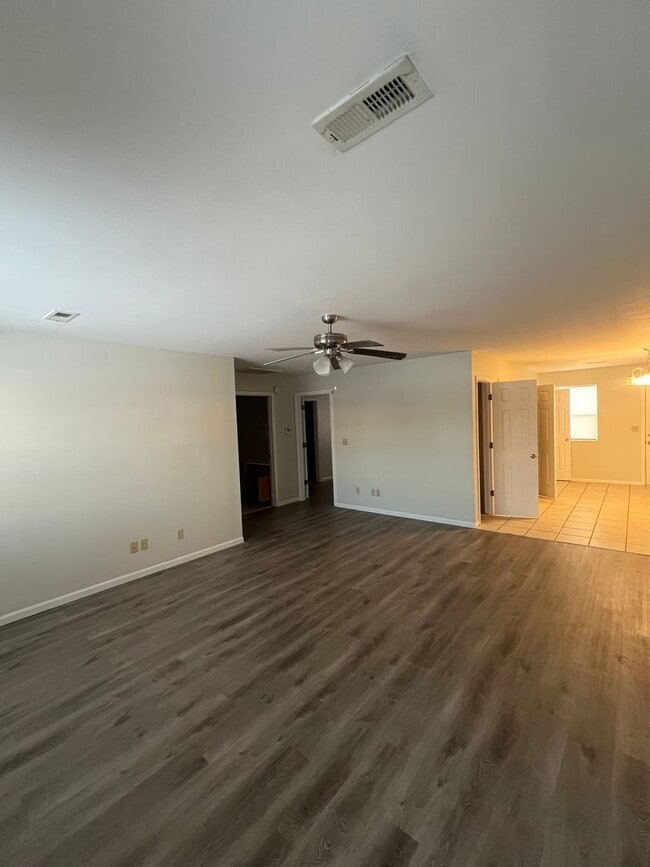 Building Photo - 2 bedroom, 2 bath duplex