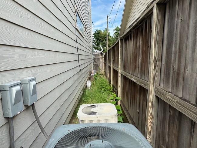 Building Photo - 9716 Linkmeadow Ln