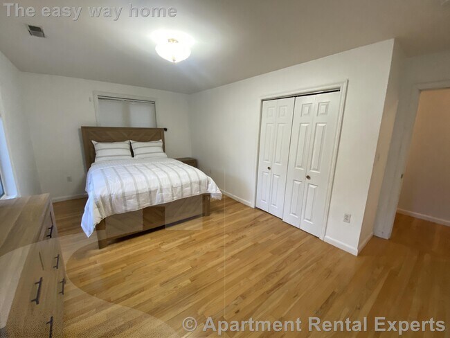 Building Photo - 309 Beacon St