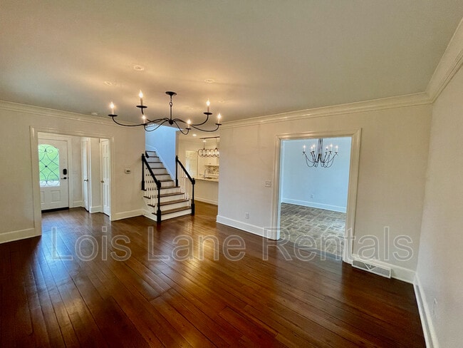 Building Photo - 3 1/2 Saint Michaels Alley