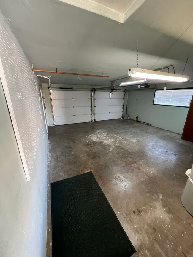 Building Photo - Modern 3-Bedroom, 1.5-Bath Home with Private Office & Large Patio