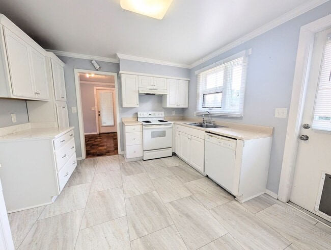 Building Photo - Serene 2BR Living in Seagate Near Market Common - Long Term Rental