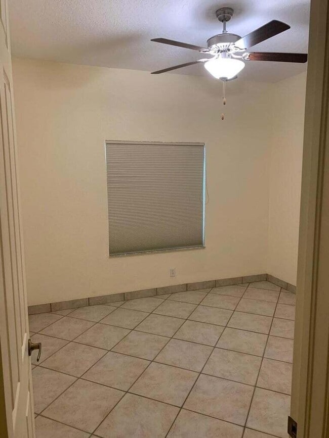 Building Photo - 11301 Edgewater Cir