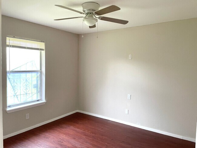 Building Photo - 6905 Sun Dr