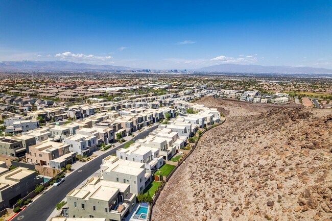 Building Photo - Luxury Rental with Mountain Views in Gated Henderson Community