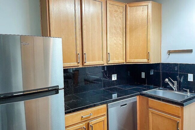 Building Photo - Cozy 1-Bedroom Townhouse Retreat with Granite Touches & Hardwood Elegance in Denver!