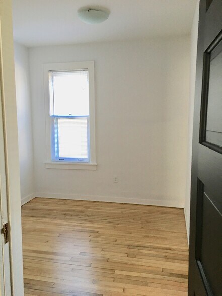 smaller BR - 1711 3rd Ave N