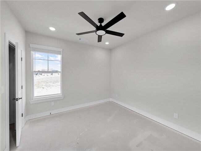 Building Photo - 4843 Farmhouse St