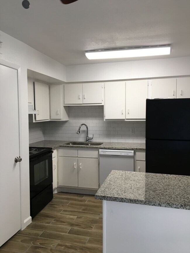 Building Photo - 2 Bedroom 2.5 Bath two story townhome