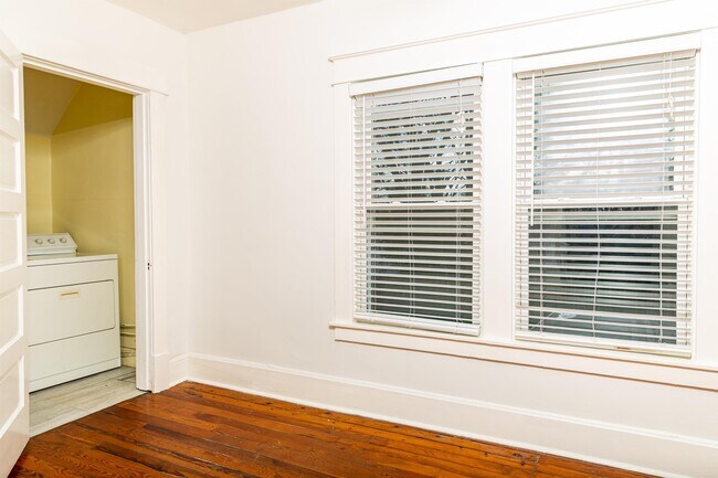 Building Photo - 180 Rosemont Garden