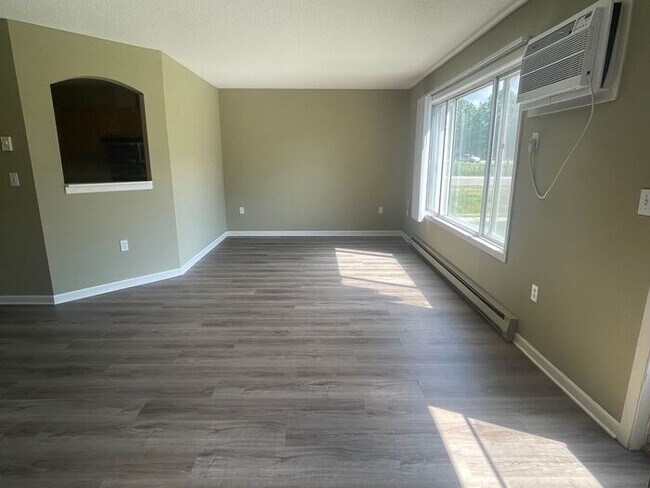 Building Photo - Chanhassen Town Home, All New Carpet/Floor...