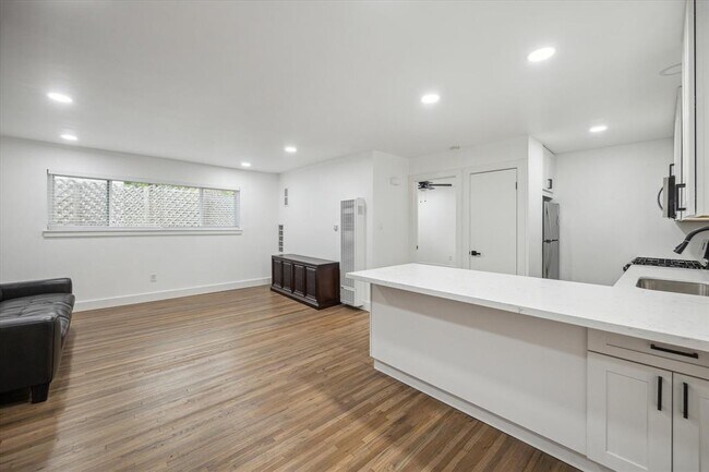 Building Photo - 2207 Mimosa Dr