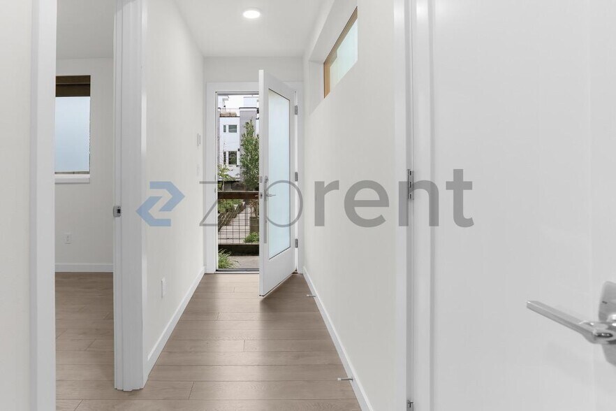 Building Photo - Unit C