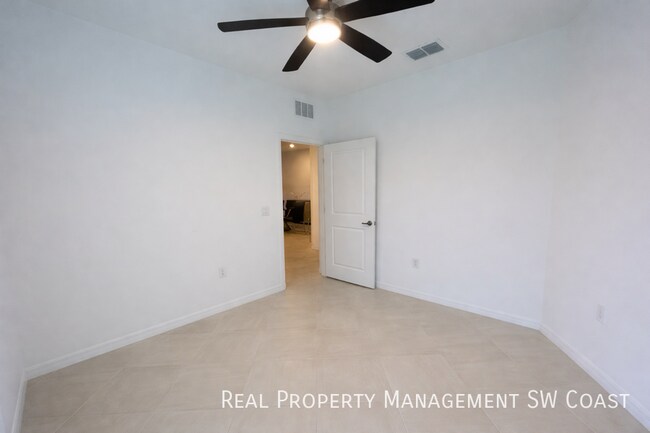 Building Photo - 2555 Vine Ave