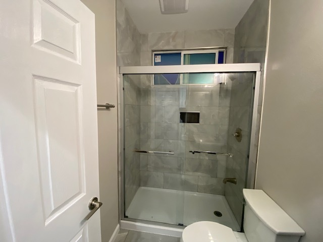 Walk-in shower - 29280 Bowhill Rd