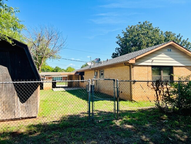 Building Photo - 421 N 3rd Ave