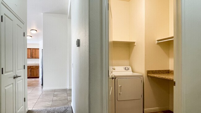 Building Photo - 4 Bedroom Treasure Valley Home Near Crimson High School