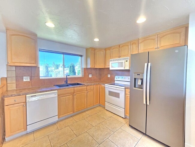 Building Photo - 5621 N Hemlock St