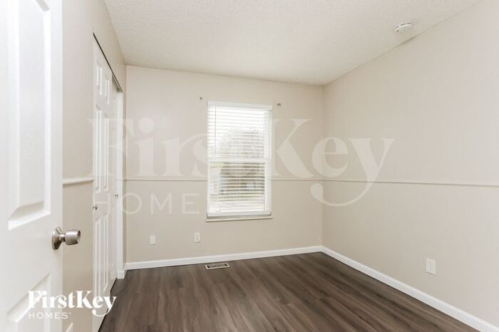 Building Photo - 2105 Barrington Ct S