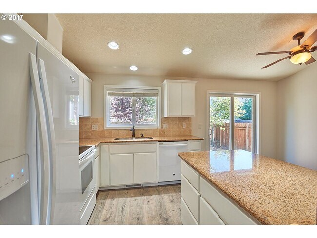 Building Photo - Lovely 3 Bed, 2 Bath Home in Dundee- Walking Distance to New Elementary School!